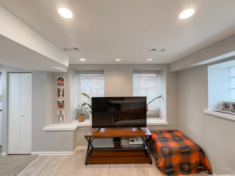 Building Photo - 2046 W Iowa St