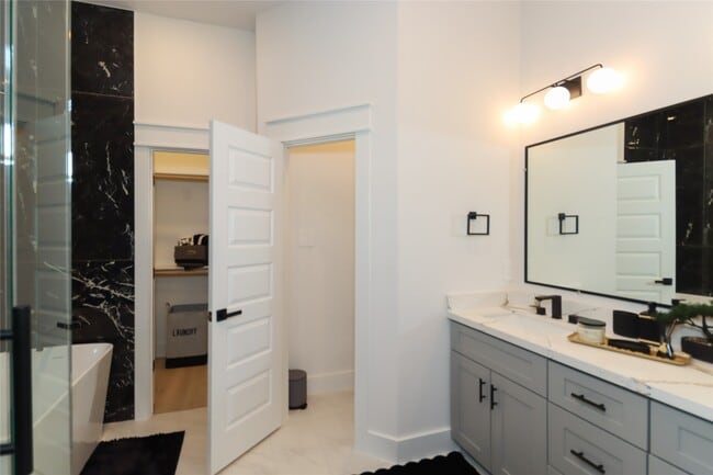 Building Photo - 4902 Higgins St