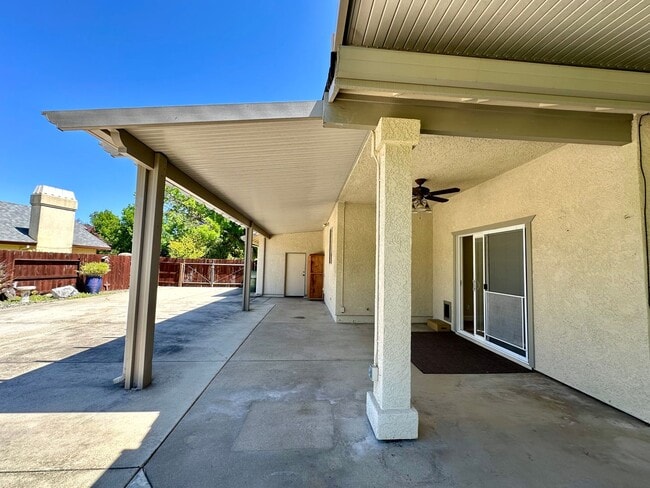 Building Photo - Beautiful well maintained home! Excellent ...