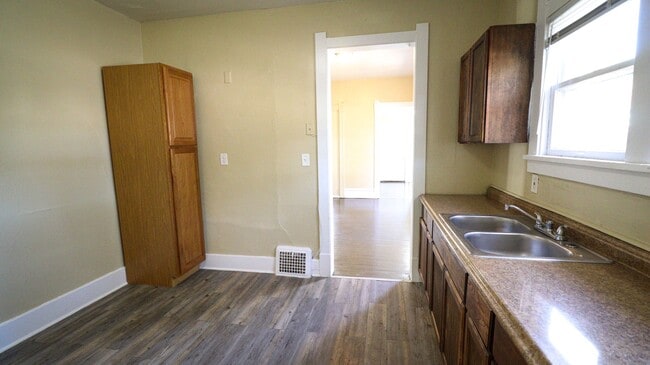 Building Photo - 3 Bedroom House