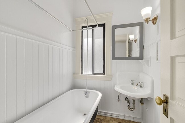 Building Photo - Large, pet friendly 2BR with hardwood floors and laundry in unit