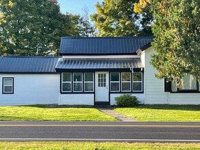 Building Photo - 3 Bedroom, 1 Bath Farmhouse Jamesville-DeWitt School