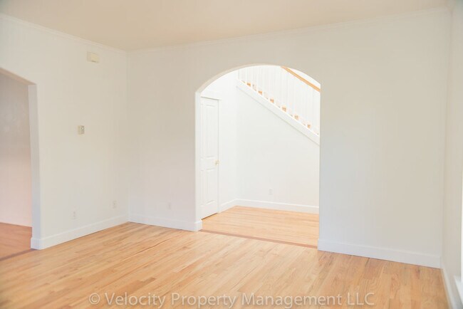 Building Photo - 2954 NE Red Oak Dr