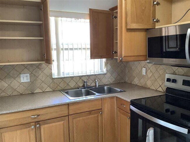 Building Photo - 8220 Sunrise Lakes Blvd