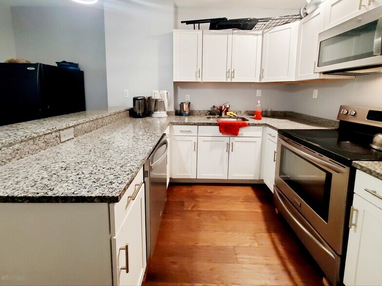 Building Photo - 846 Huntington Ave
