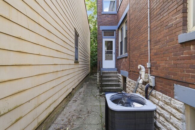 Building Photo - 2215 Victor St