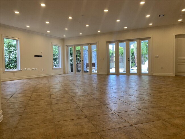 Building Photo - 2422 S Miami Ave