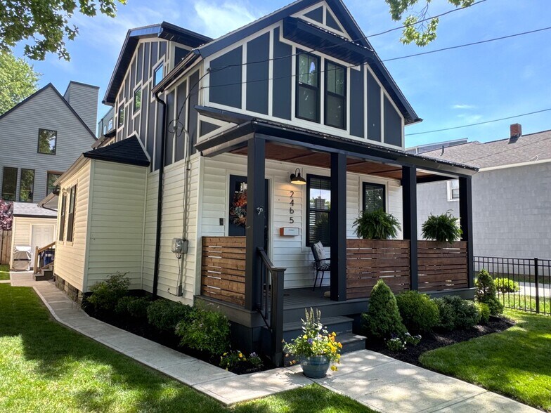 Building Photo - 2465 Tremont Ave