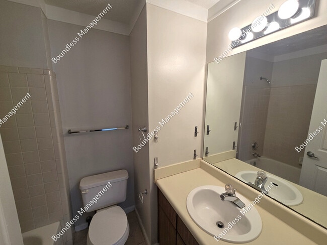 Building Photo - 1036 Thornwoode Ln