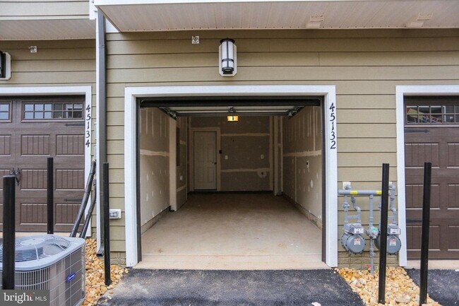 Building Photo - 45132 Kincora Dr