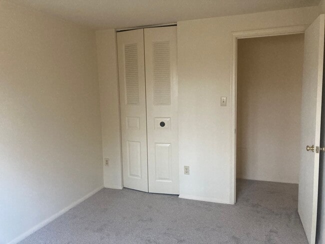 Building Photo - 9640 Greenmeadow Cir