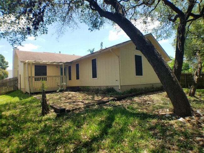 Building Photo - 8310 Los Ranchos Dr