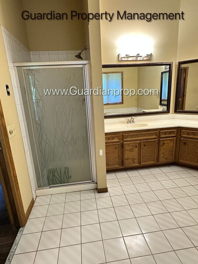 Building Photo - Eagan Single Family Home, 3 Car Garage, La...