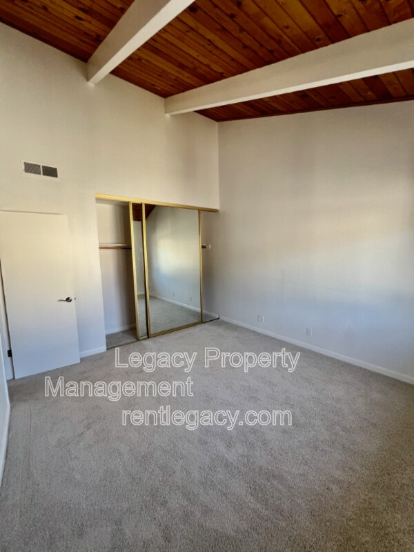 Building Photo - 2200 Laguna Cir