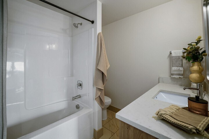 Building Photo - 1319 Oppek St NE