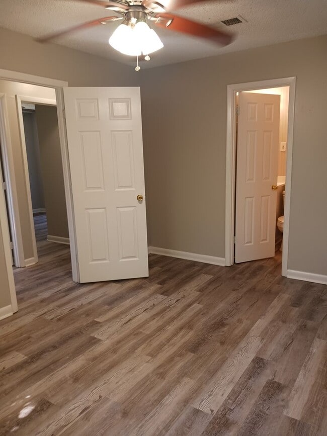 Building Photo - 4 Bedroom Home Available Now!