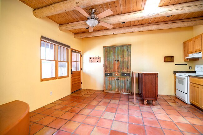 Building Photo - 723 B Gildersleeve St