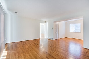 Building Photo - 4006-4008 Oak St