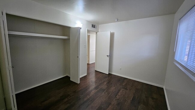 Building Photo - 3 Bed 2 Bath