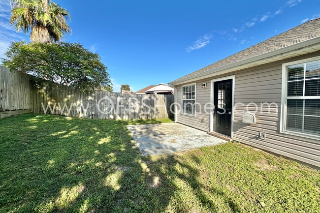 Building Photo - 5593 Shadow Shore Pl