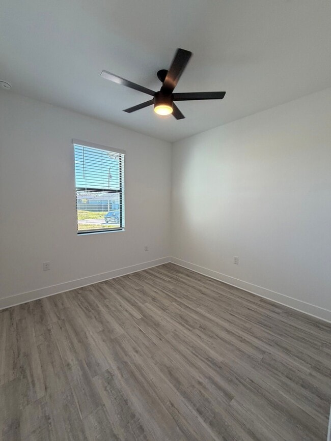 Building Photo - 4224 NE 22nd Pl