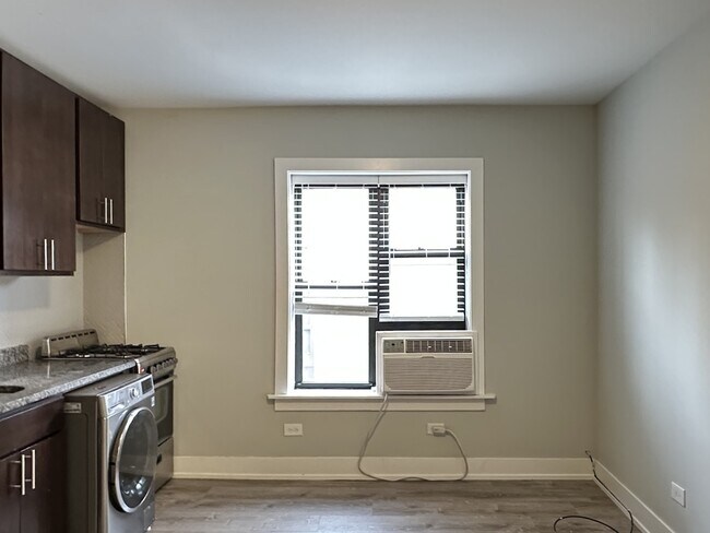 Building Photo - 434.5 W Belden Ave