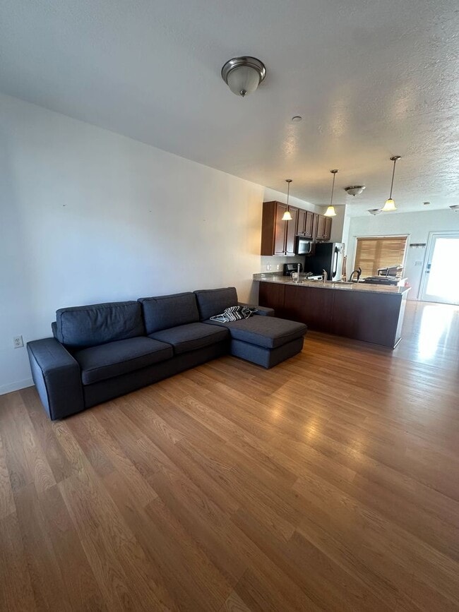 Building Photo - Gorgeous Condo!