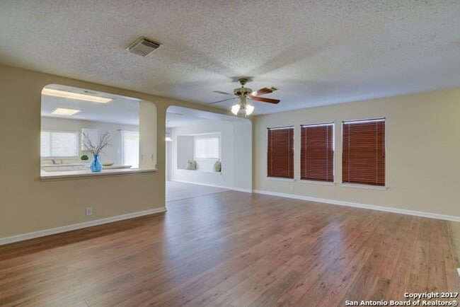 Building Photo - 3/2 1 Story Open Concept Far West SA