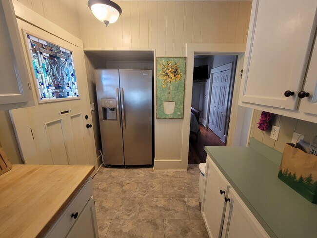 Building Photo - 33 Pigeon St