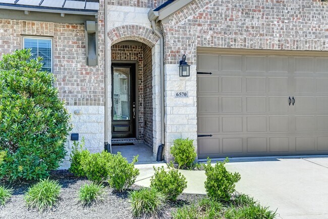Building Photo - 6570 Scarlet Pond Ln
