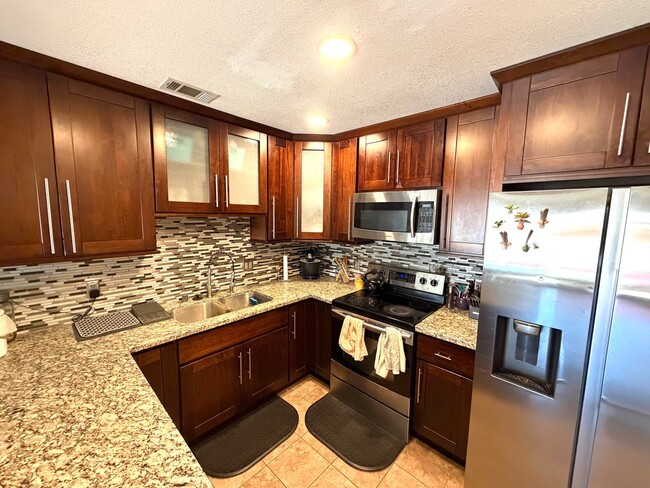 Building Photo - Desirable Home in Lincoln Village – A must see!