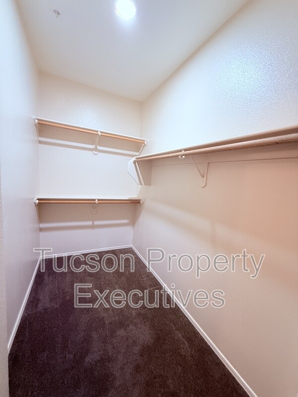 Building Photo - 2550 E River Rd