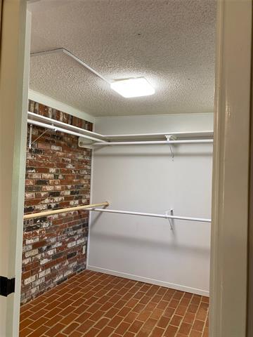 Building Photo - 2026 River Oaks Cir