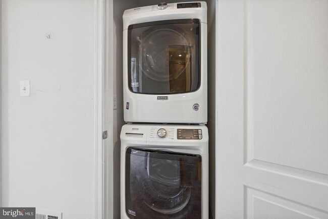 Building Photo - 6252 Newport Ct