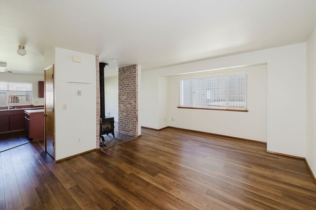 Building Photo - Desireable End Unit, Bremerton Triplex - A...