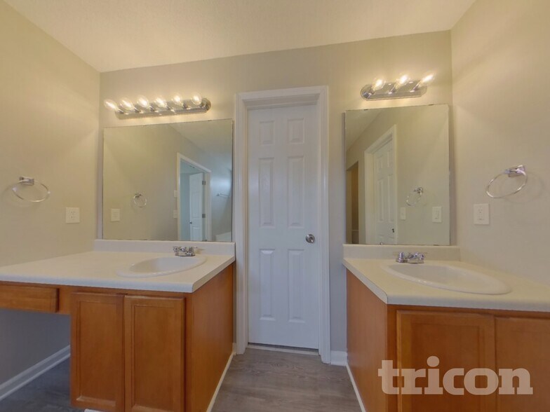 Building Photo - 672 Thornhill Dr