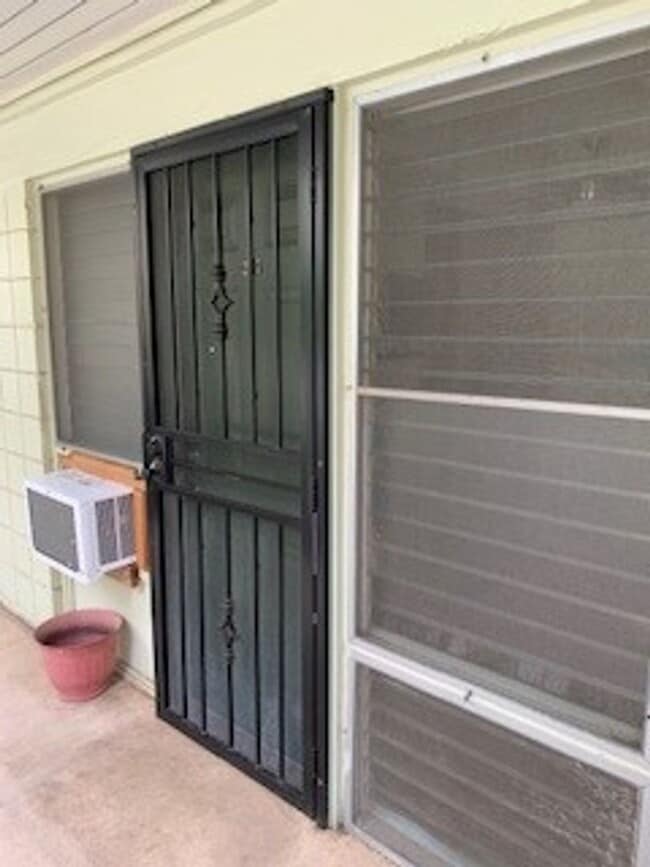 Building Photo - Kon Tiki - Studio Unit - Electric, Water & Sewer included - Avail now!