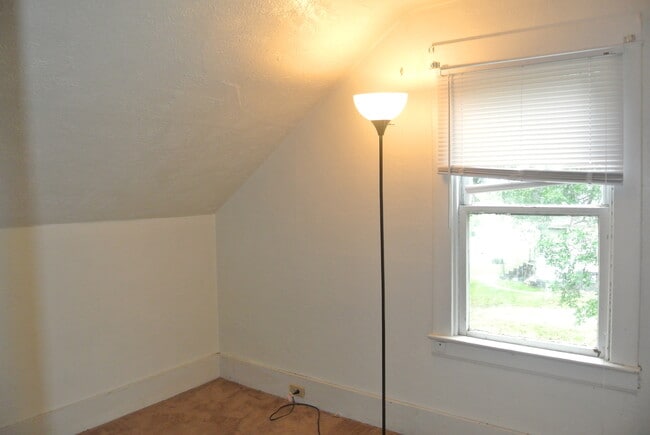 Building Photo - 2 Bedroom House!