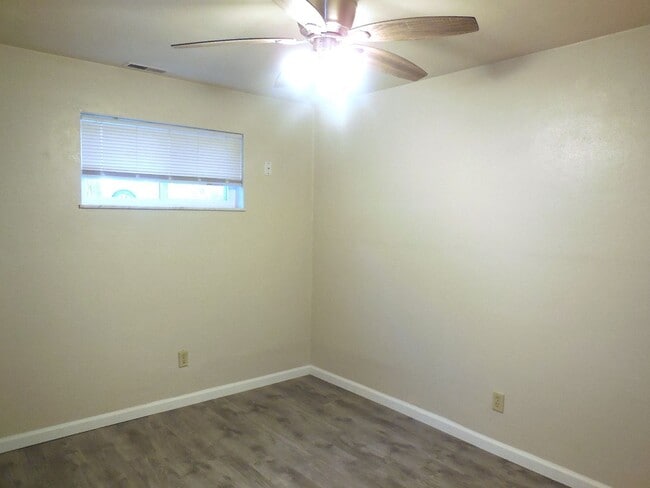 Building Photo - 1417 St Clair Ave