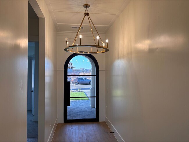 Building Photo - Beautiful 5 bedroom 4 bath in Desert Canyons