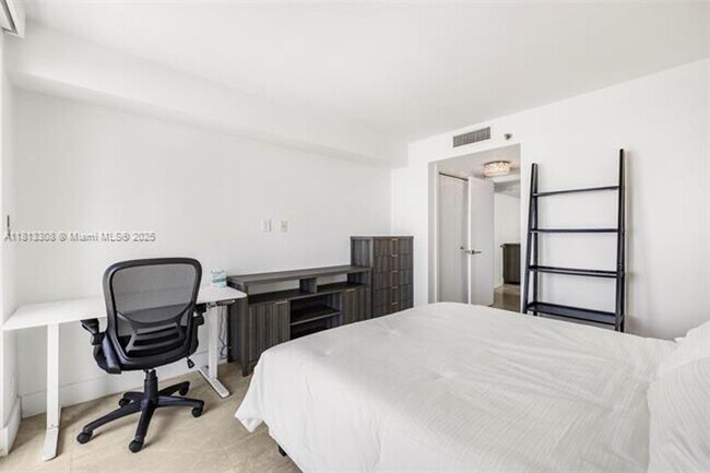 Building Photo - 2625 Collins Ave