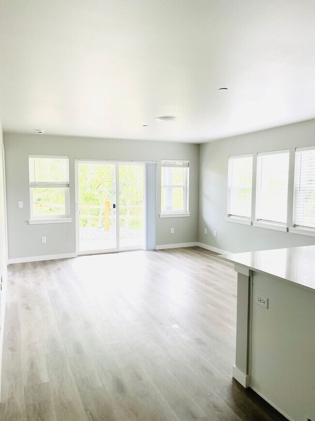 Building Photo - $1,000 Off 1st Month's Rent! 3 Bedroom, 1.5 Bathroom in Barkley Neighborhood!