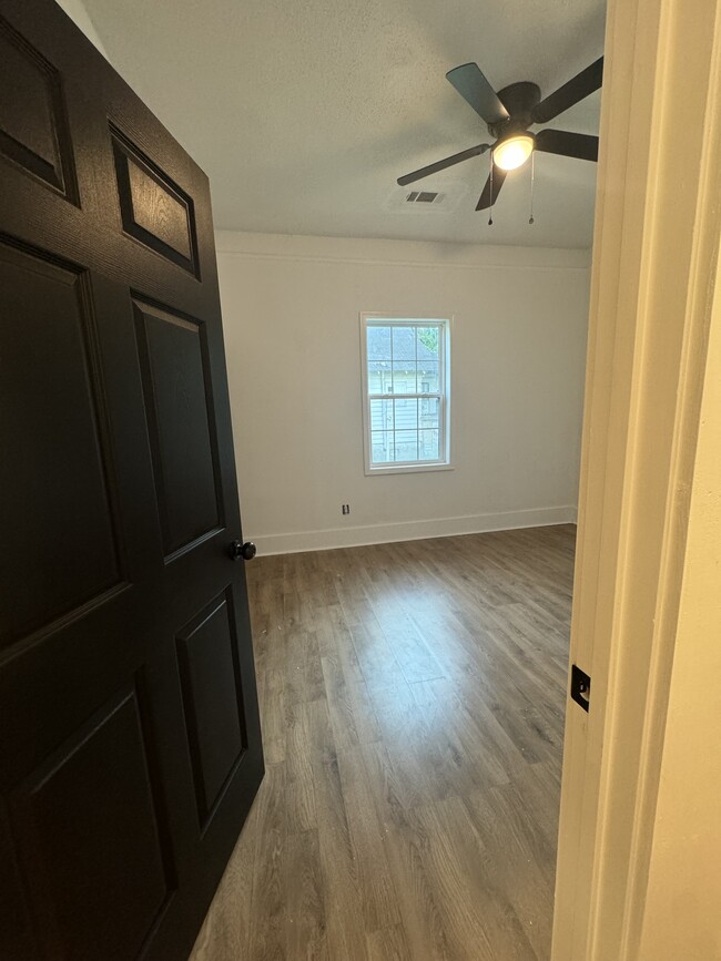 Building Photo - 505 Arnold Ave