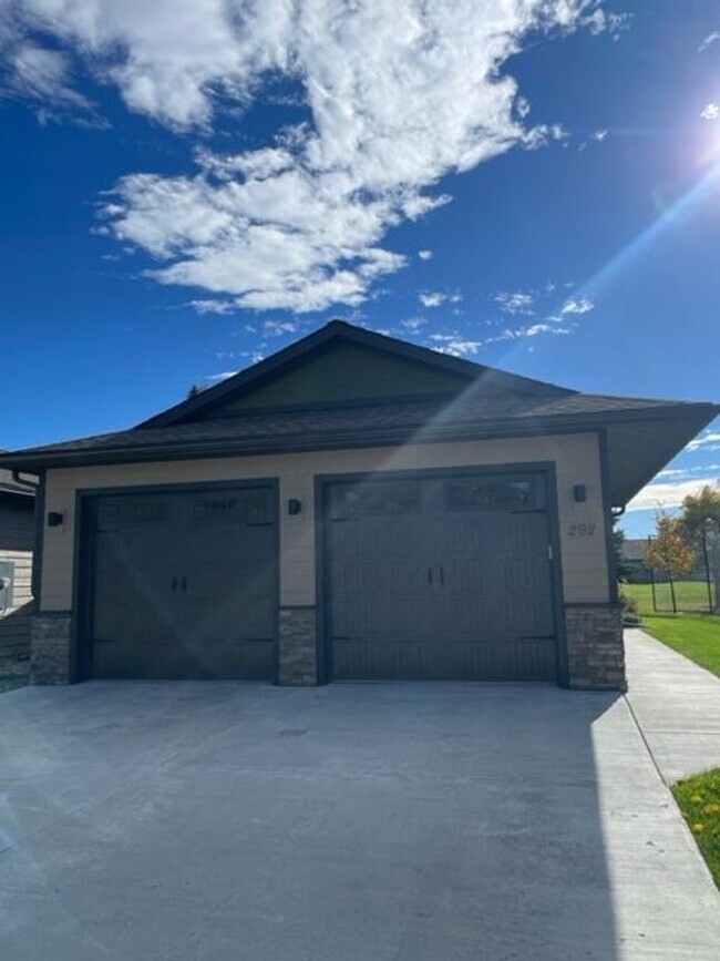 Building Photo - Golf Course Living on Village Greens-  Bedroom plus Den/2 Bath Single Story with 2 Car Garage