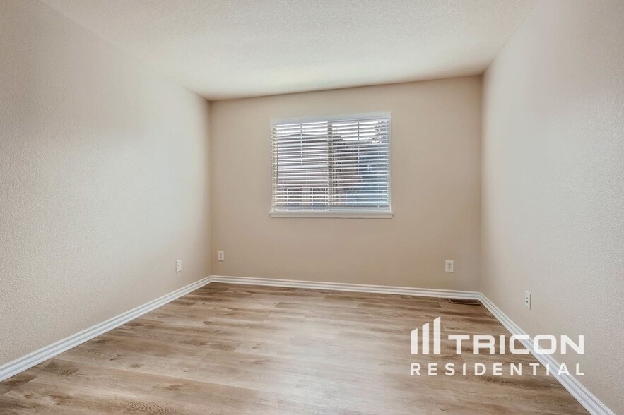Building Photo - 5400 Cloverbrook Cir