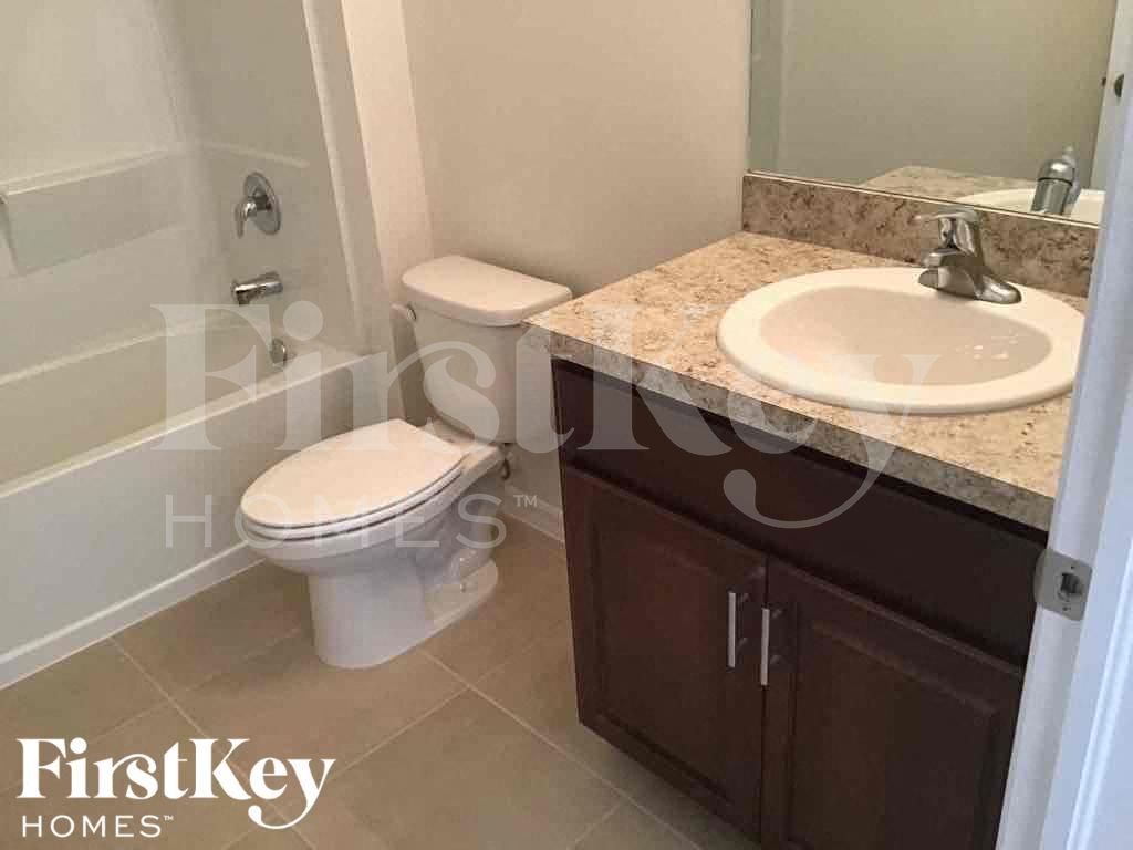 Building Photo - 411 SE 24th St