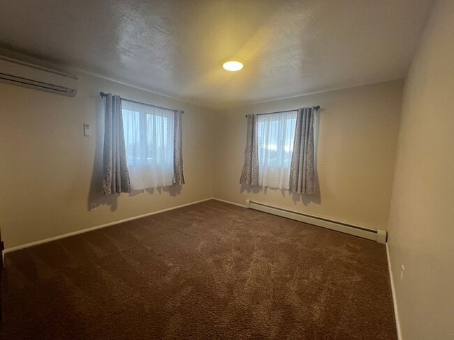 Building Photo - Extra Large 2 bedroom 1.5 Bath Centrally Located Large Apartment