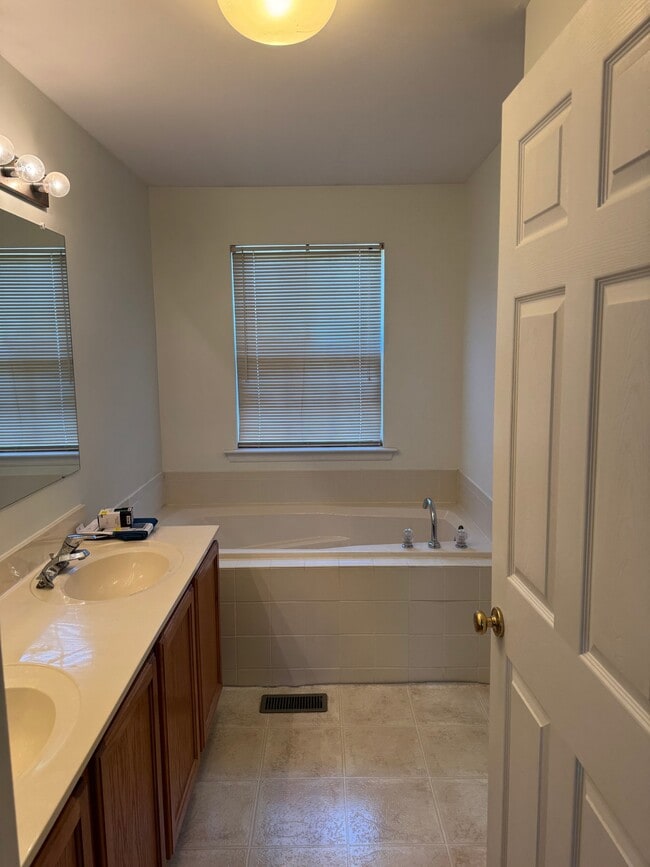 Building Photo - 111 Trupenny Turn