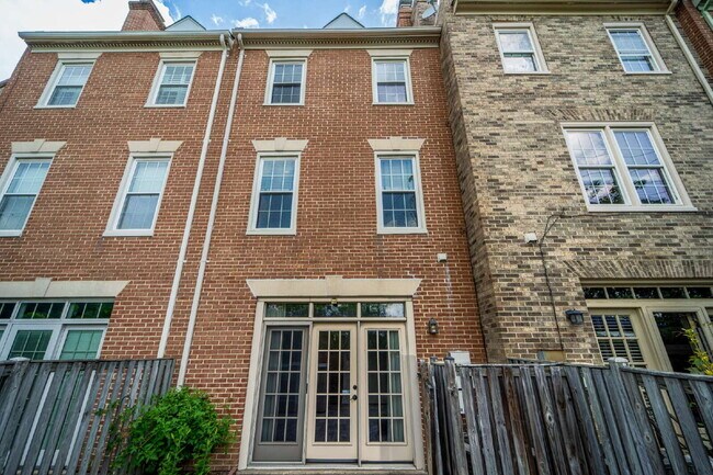 Building Photo - Sophisticated Townhome Steps from East Fal...