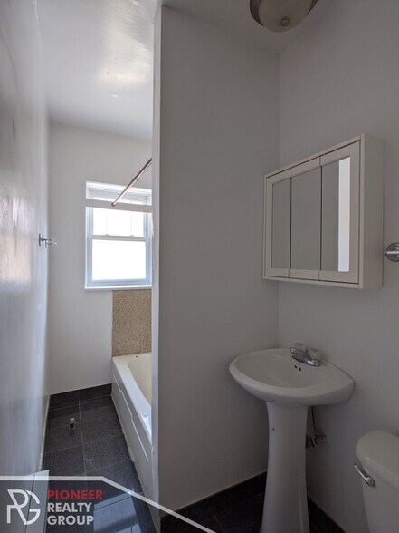 Building Photo - 953 W Cornelia Ave